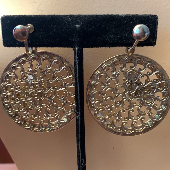 60’s GOLD BUTTERFLY FILIGREE DOORKNOCKER EARRINGS - Picture 5 of 8